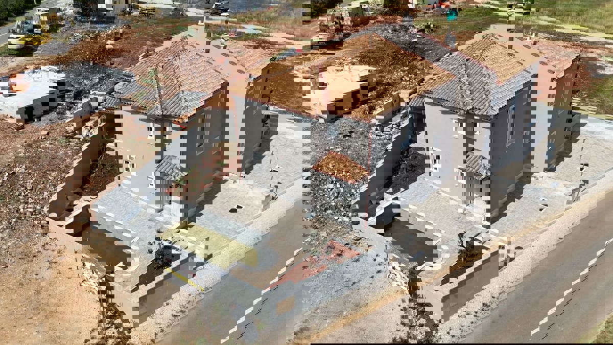 Nuova costruzione: bifamiliare con piscina vicino a Buje